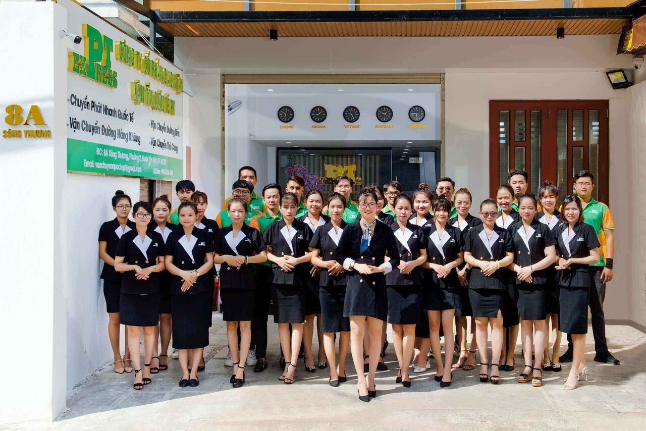 Đội ngũ nhân viên PT Express tại trụ sở